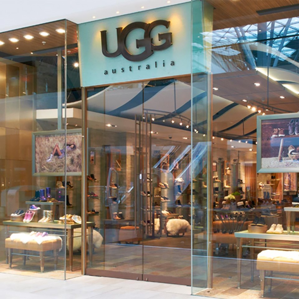 UGG 🇦🇺🇺🇸 Часть-2
⭐️ИЗВЕСТНОСТЬ и КОЛЛАБОРАЦИИ🎆
🔹В конце 80-х угги уже успели стать символом калифорнийского образа жизни | Сетка — социальная сеть от hh.ru
