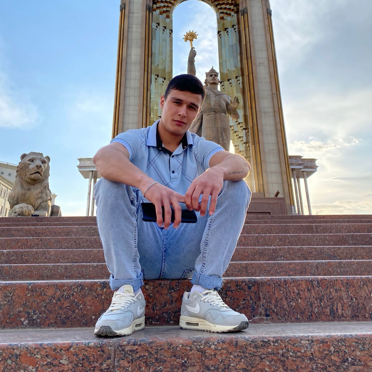 Акбар Достаков