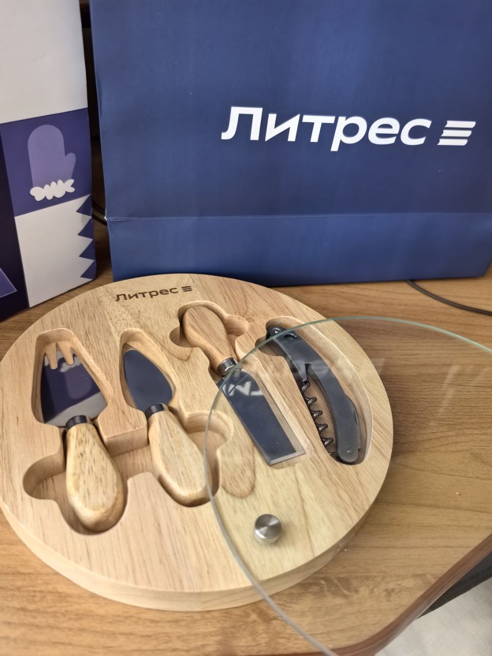 Литрес прислали нам подарочек - набор для сыра и "Роскошных вечеров"! 😄 Приятно ^^
Теперь у нас всё будет Cheesy 🧀✨👌 | Сетка — социальная сеть от hh.ru