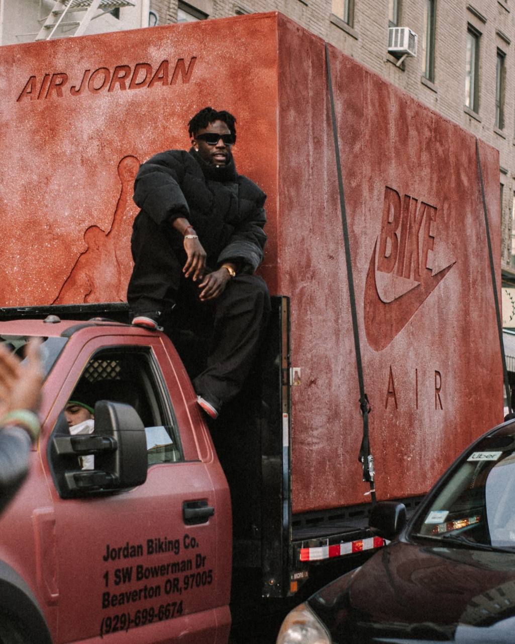 #Артем Работает.
Помните, недавно Nike и Air Jordan красиво забрендировали бетономешалку для рекламы кроссов с отсылками к цементу? Согласитесь, такие приколюхи работают: сразу привлекают внимание | Сетка — социальная сеть от hh.ru