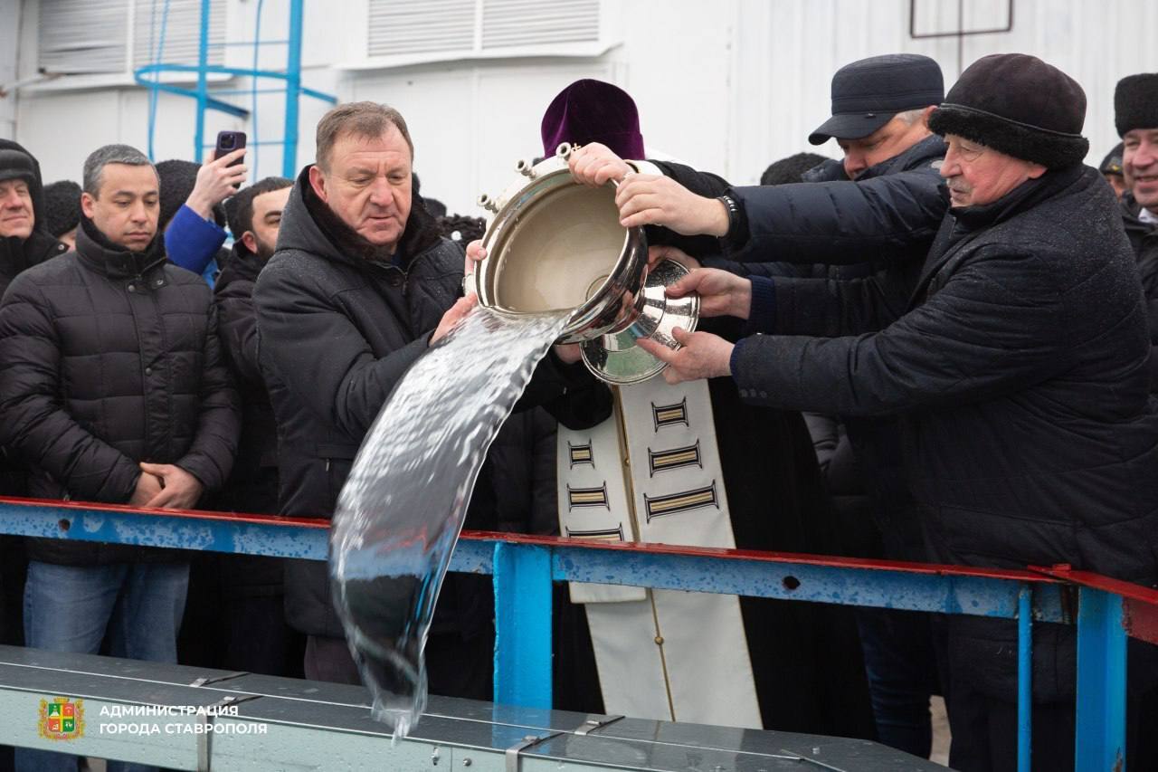 ☦️Ставропольское Сенгилеевское водохранилище освятили
Ритуал провел митрополит Ставропольский и Невинномысский Кирилл | Сетка — социальная сеть от hh.ru