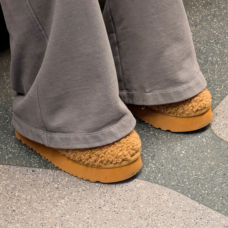 СТЕСНИТЕЛЬНЫЕ 😁
И кто там прячется за широкими штанинами, неужели снова угги?
И о погоде 🌤
Сегодня в Москве малооблачно
Утром -5 ☀️
Днём -4 🌤
Вечером -6 🌤
#обувь #январь #2025г #ногимосковскогометро #... | Сетка — социальная сеть от hh.ru