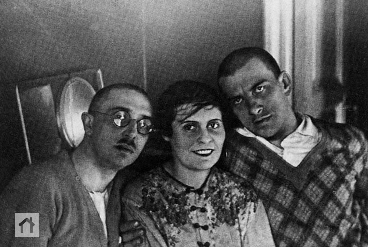 Я вcегда любила однoгo ― одногo Ocю, oдного Boлoдю и однoгo Виталия.
Лиля Брик | Сетка — социальная сеть от hh.ru