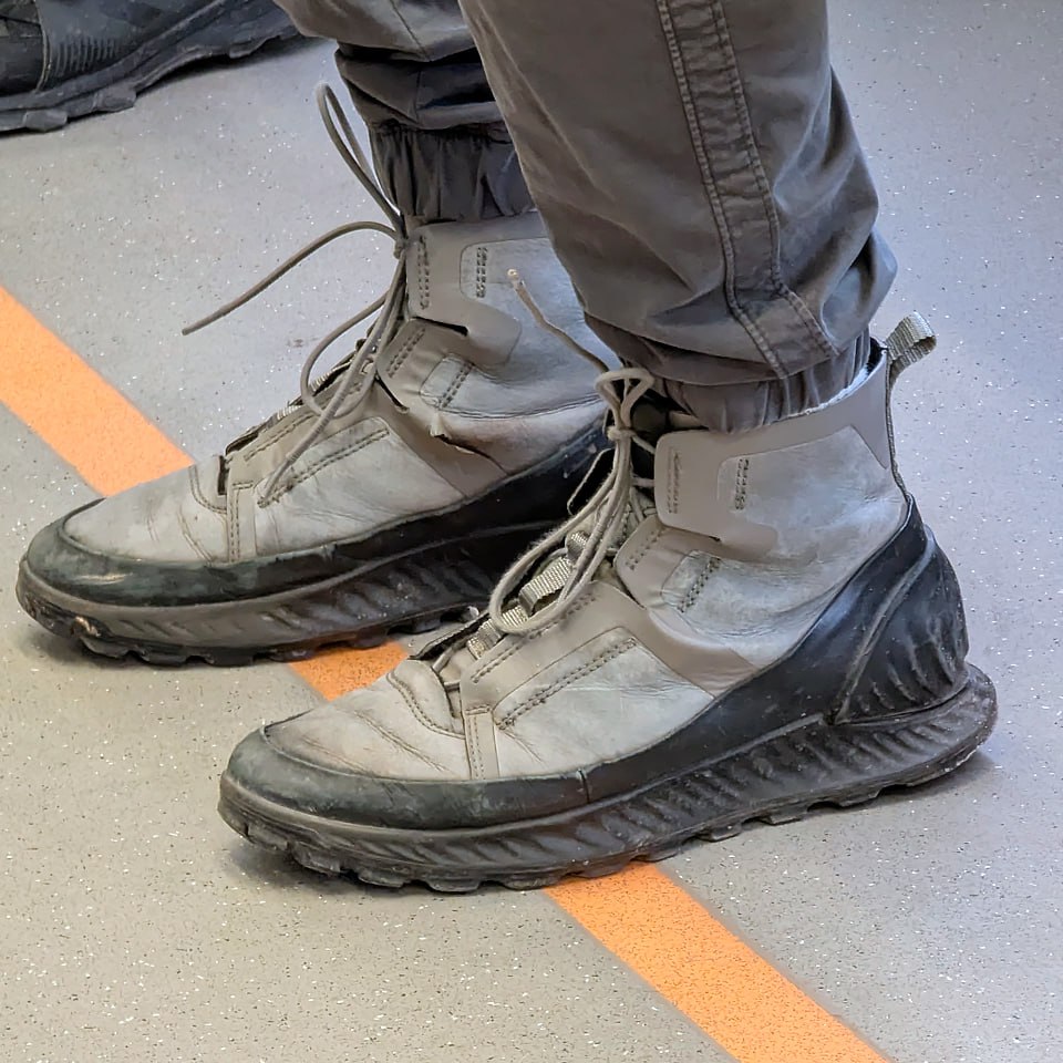 Оттенки серого 😉
Интересные внешне, но как мне кажется верхняя часть носка не совсем защищена от слякоти 🤔
Оригинальный сайт компании ECCO в РФ работает не совсем корректно, а на РУ сайте таких нет.. | Сетка — социальная сеть от hh.ru