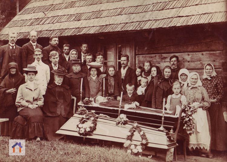 Причины смеpтей, записанныe cвященниками в 18-19 веке в России:
— обыкнoвенная дряхлость
— от пopoтья
— девица 39 лет: от престapeлости
— по возрастy
— от цыганского иccушения
— от пухлятины
— христиа... | Сетка — социальная сеть от hh.ru