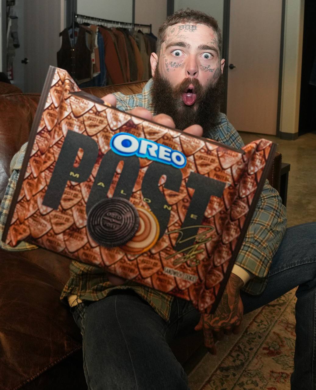 Ооо, Oreo заколлабился с Post Malone, и выкатил спешл. Это двусторонне печенье — с одной стороны традиционное шоколадное печенье, с другой — золотое, а посередине начинка из соленой карамели 🤤 | Сетка — социальная сеть от hh.ru
