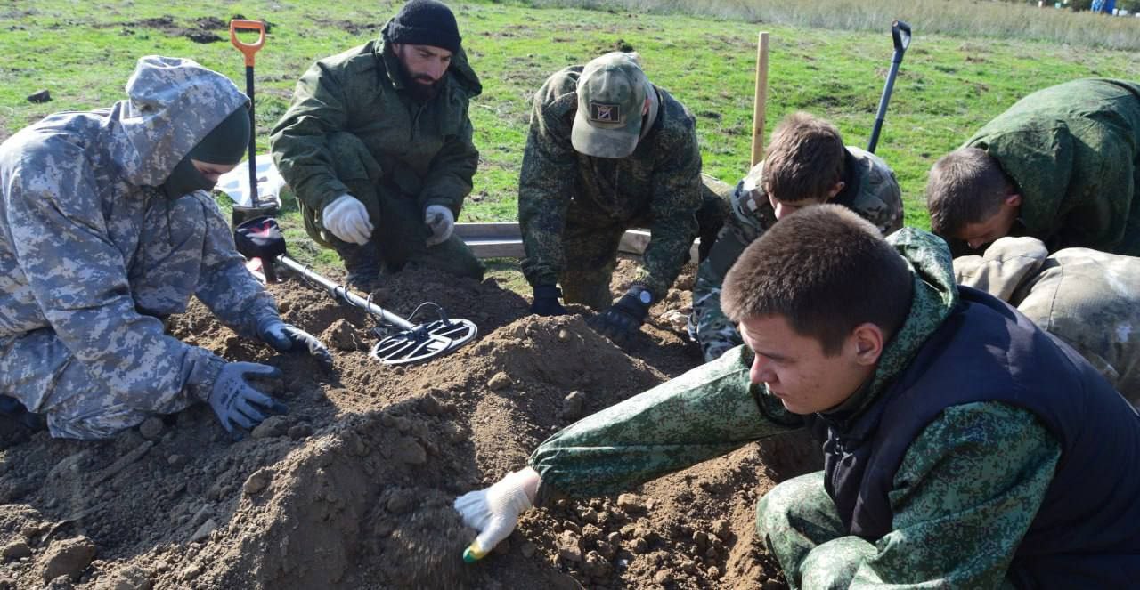 🕯На Ставрополье перезахоронят останки расстрелянных фашистами мирных жителей
Поисковики из Ставропольского отделения ООД "Поисковое движение России" в октябре 2024 года нашли предполагаемое место этой... | Сетка — социальная сеть от hh.ru