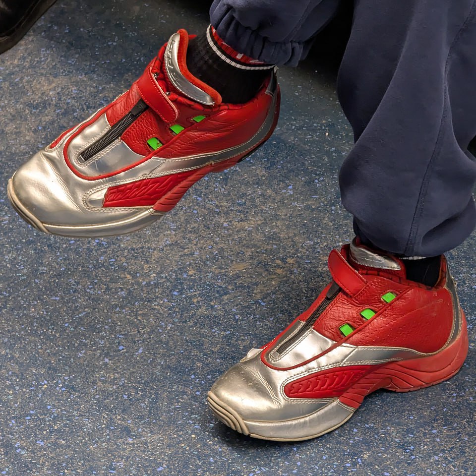 ОУ! Прям как Феррари 🤩
Кто же вы такие? Сходу нет ни одной зацепки за какой-то известный бренд 👀
И это 👉 Power Rangers x Reebok Answer 4 
Настоящая находка для фанатов сериала "Могучие рейнджеры"! Эти... | Сетка — социальная сеть от hh.ru