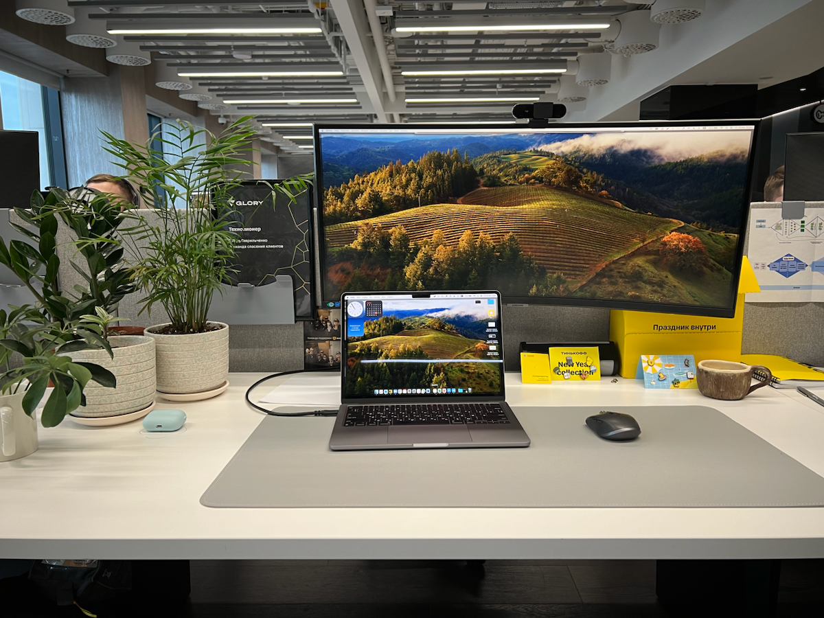 Попытался свой опенспейс сделать уютней) Удалось?)
А как выглядит ваше рабочее место?)
#рабочееместо #рабочеепространство | Сетка — социальная сеть от hh.ru