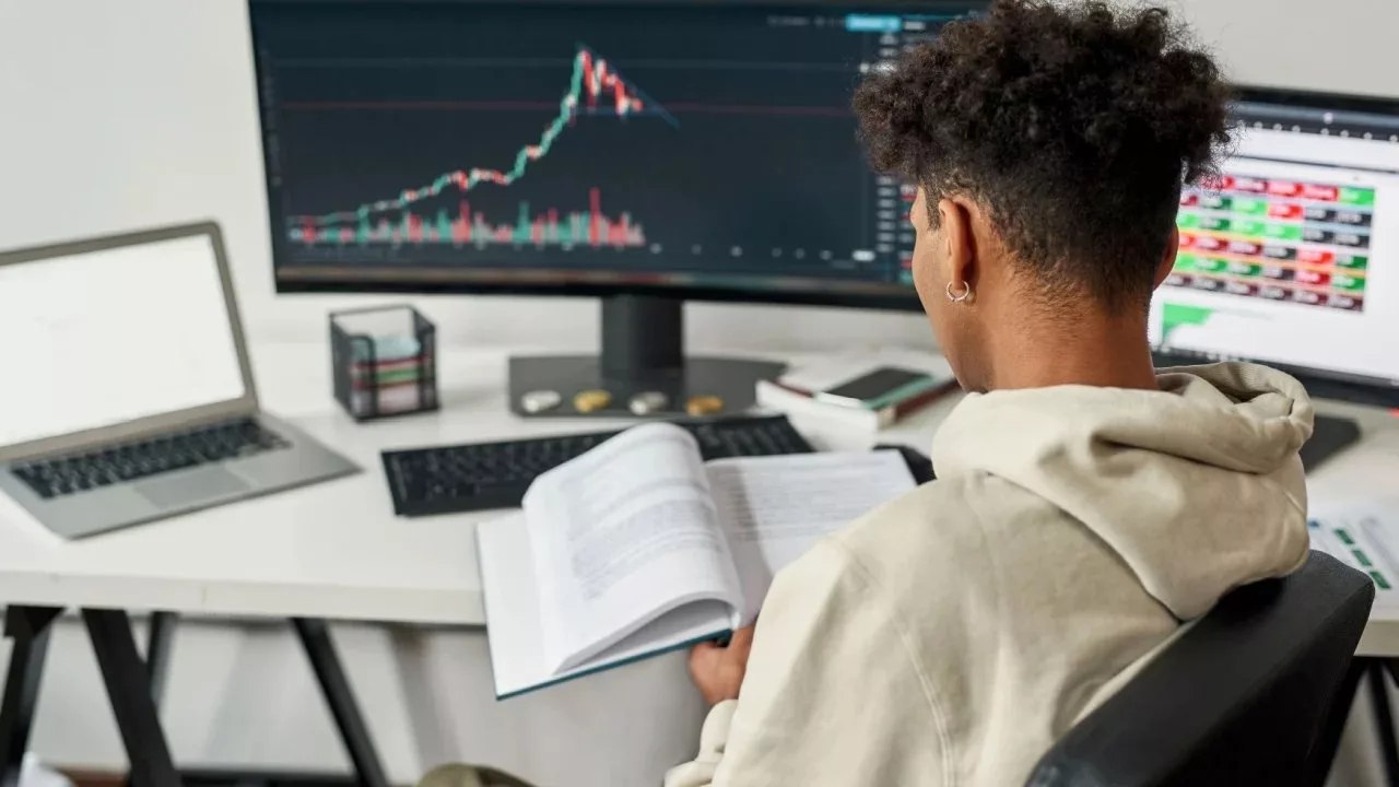 Lookonchain: инвестор заработал $3,4 млн на мемкоине ALON | Сетка — социальная сеть от hh.ru