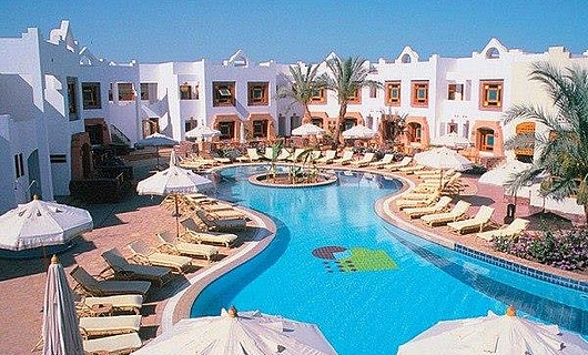 🌊 Добро пожаловать в Swiss Inn Resort Dahab, уютный отель в сердце Дахаба, Египет! Насладитесь красивой ухоженной территорией и чистым песчаным пляжем 🏖️ | Сетка — социальная сеть от hh.ru