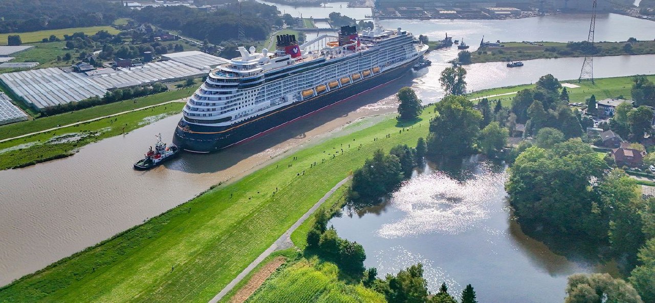 Disney Cruise Line Raises Gratuity Rates
Disney Cruise Line (DCL) quietly raised its recommended
gratuity rates, jumping from $14.50 per person, per day to $16 | Сетка — социальная сеть от hh.ru