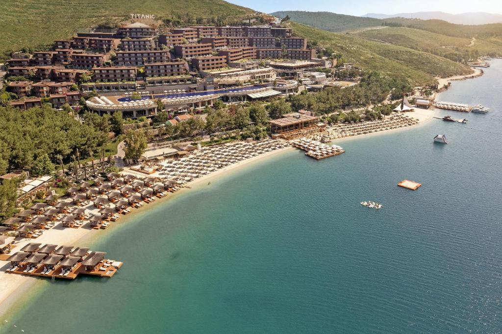 Откройте для себя Titanic Luxury Collection Bodrum в живописном заливе Гюверджинлик, Турция! 🌊✨ Отлично подходит для семейного отдыха с яркой анимацией и великолепными детскими клубами | Сетка — социальная сеть от hh.ru
