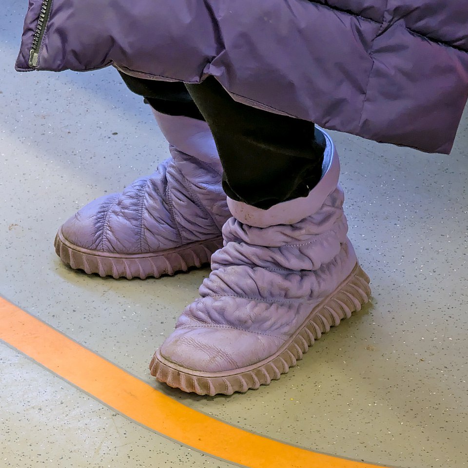 Вот такое может быть лицо в субботу утром 🥵
если хорошо тусанули в пятницу 💃🪩🍷
А если серьёзно, то тут прям тотал лук и по цвету и по формам 👌
Фиолетовых не найдено, однако найдены 👇
🪙Бежевые
🪙Похожие... | Сетка — социальная сеть от hh.ru