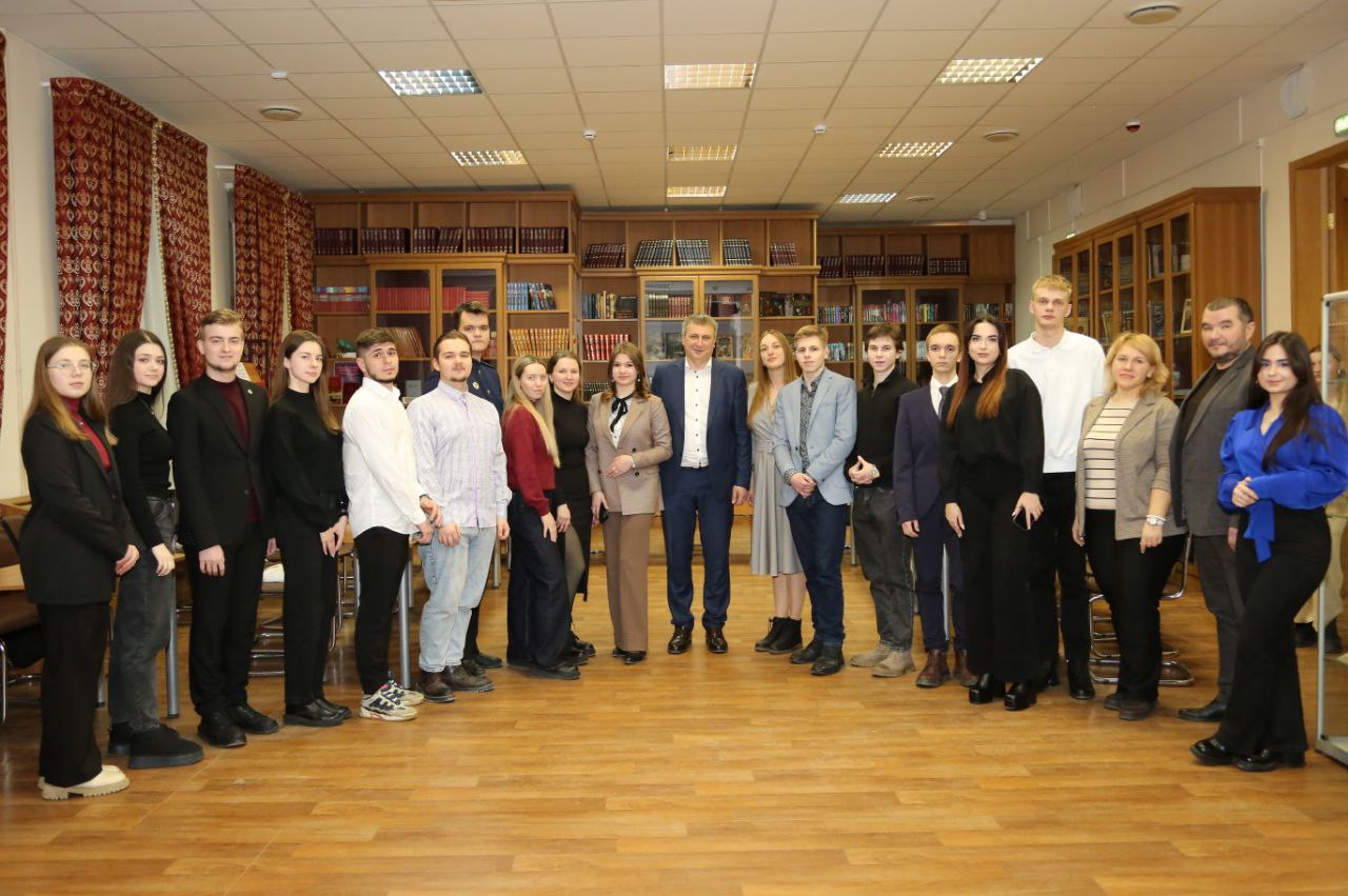 Накануне Дня студента встречался с нашей молодежью – представителями Ассоциации Региональной Молодежи и студентами вузов. Немного расскажу про личные впечатления | Сетка — социальная сеть от hh.ru