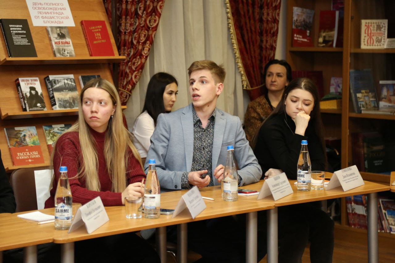 Накануне Дня студента встречался с нашей молодежью – представителями Ассоциации Региональной Молодежи и студентами вузов. Немного расскажу про личные впечатления | Сетка — социальная сеть от hh.ru