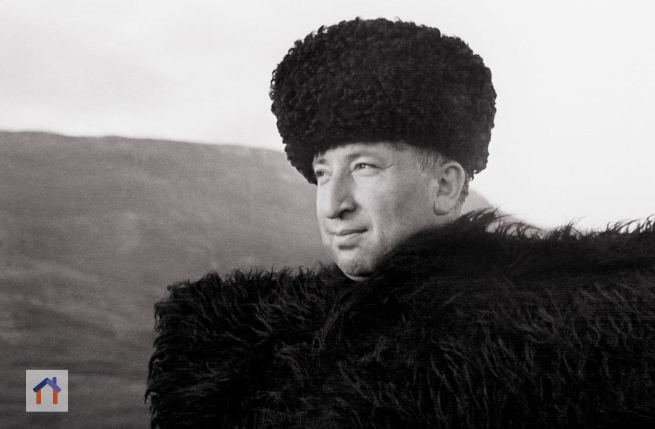 Люди, я прошу вас, ради бога,
Не стесняйтесь доброты своей.
На земле друзей не так уж много:
Опасайтесь потерять друзей.
Я иных придерживался правил,
В слабости усматривая зло | Сетка — социальная сеть от hh.ru