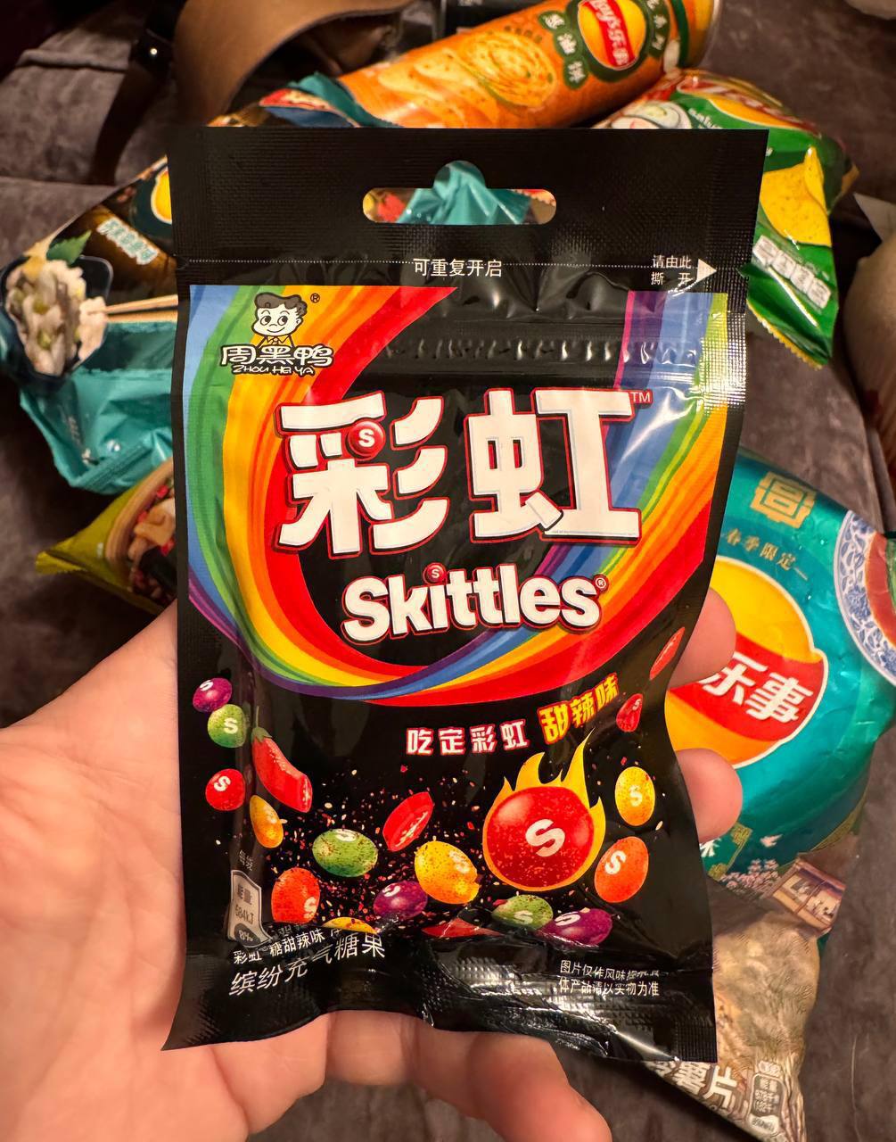 Острый Skittles уже в России. На полках отечественных магазинов нашли сладости со вкусом «жгучего перца».
Новинку везут прямиком из Китая, а цена — 257 рублей за пачку | Сетка — социальная сеть от hh.ru