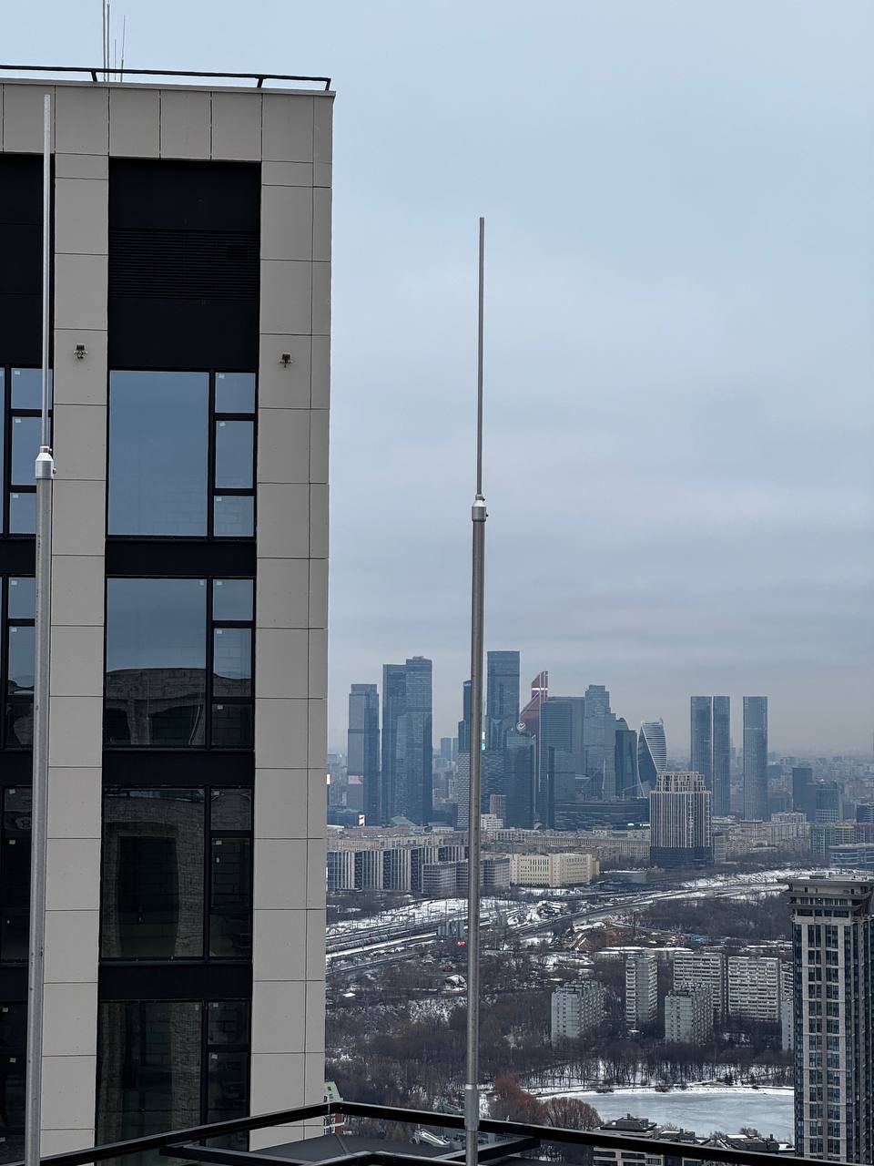 Москва или Петербург: где лично мне комфортнее жить?
Уже три месяца как мы с женой и собакой перебрались жить в Москву. Сначала столица восхищает своим ритмом, масштабом и энергией | Сетка — социальная сеть от hh.ru