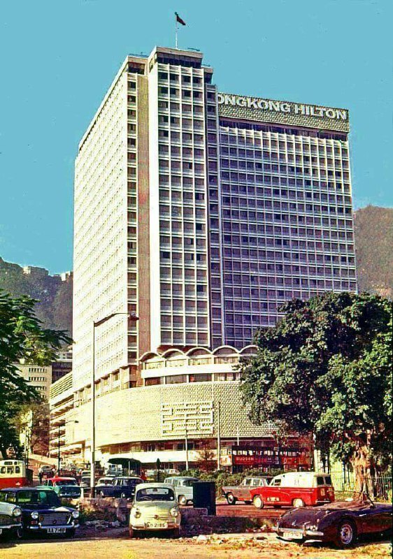 🥂 Мини-бар
Снабдить номер алкоголем впервые решились в Азии — в отеле «Hong Kong Hilton» в 1972 году (первое фото как раз тех времен, сейчас экстерьер обновлен) | Сетка — социальная сеть от hh.ru