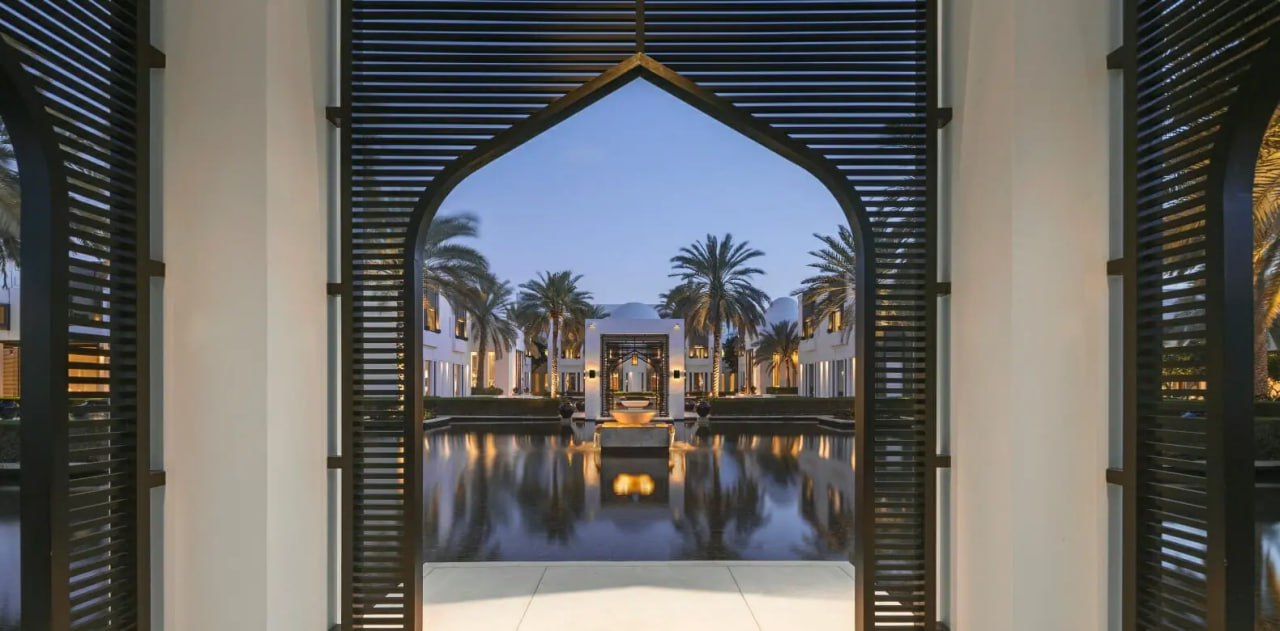 Пример ответа чат-бота @hoteladvisoraibot
⭐️ Саммари
Отель: The Chedi Muscat
Расположение:
The Chedi Muscat расположен в Омане, примерно в 15-20 минутах езды от аэропорта и в 5 км от города Маскат | Сетка — социальная сеть от hh.ru