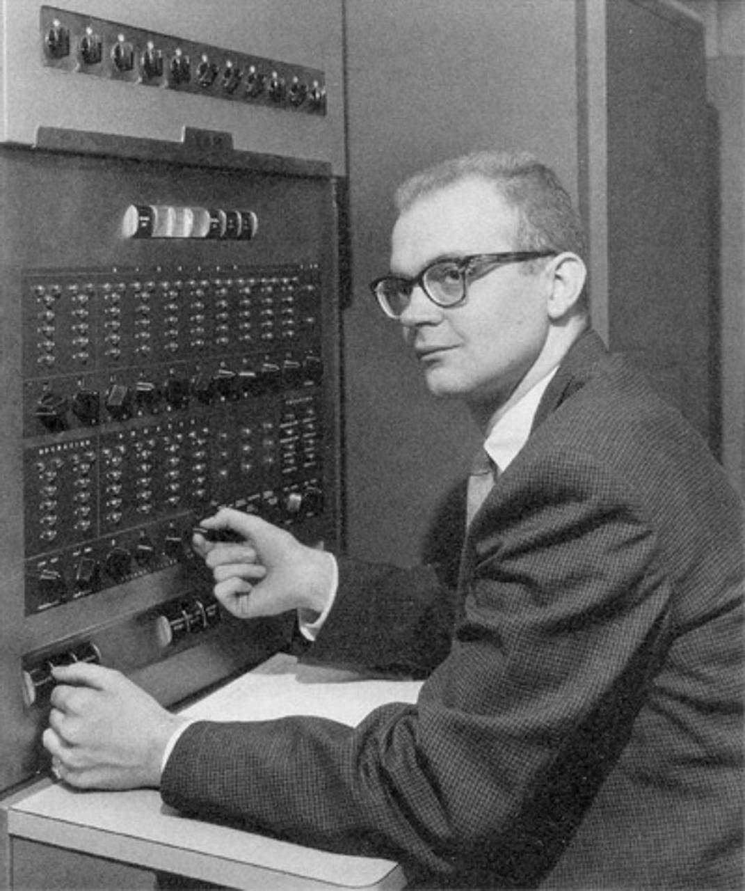 Дональд Кнут и IBM Model 650.
Наткнулся на одну старую фотографию, первично перепутал ее с фотографиями наших ученых | Сетка — социальная сеть от hh.ru