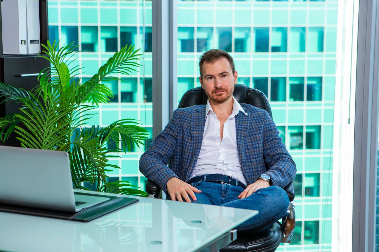 Привет! Меня зовут Антон Суминов, и я основатель студии разработки Adinadin | Сетка — социальная сеть от hh.ru