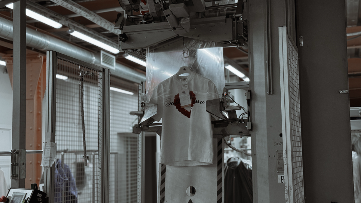 Пост-знакомство или 8 фактов о BIANCA
Факт 1 - Мы - премиальная химчистка, которая основана в 2002 году | Сетка — социальная сеть от hh.ru