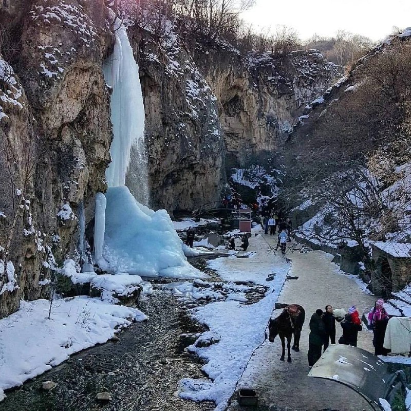 «Медовые водопады»
Неподалеку от Кисловодска располагается группа из пяти водопадов, которая носит название «Медовые водопады» | Сетка — социальная сеть от hh.ru