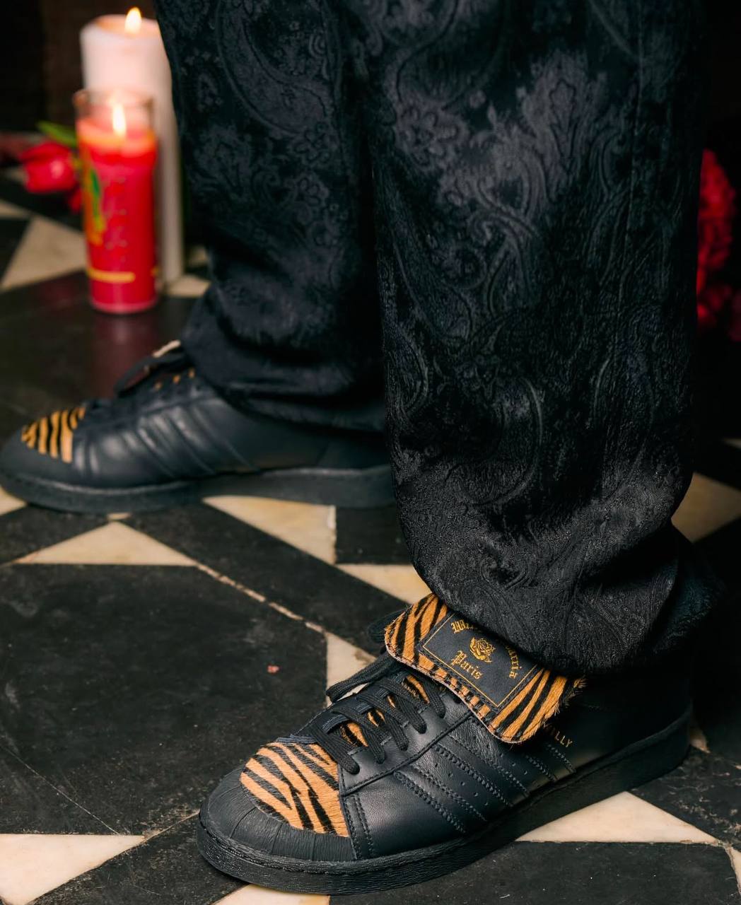 #Артем Вне политики?
adidas originals предстал на Неделе мужской моды в Париже. Сделали это через коллаб с эпатажным американо-мексиканским дизайнером Вилли Чаваррией | Сетка — социальная сеть от hh.ru