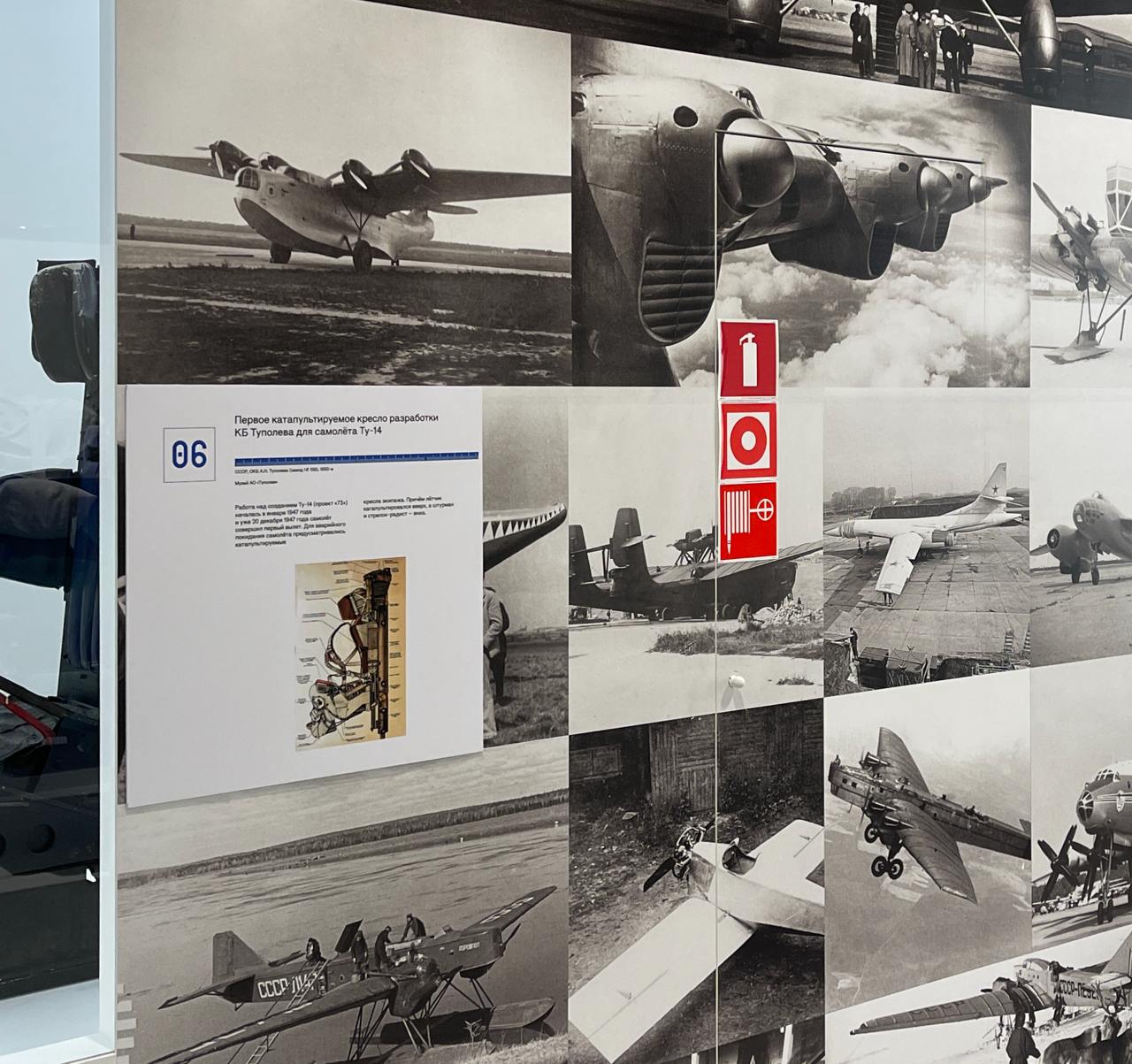 А еще нашлись хех-моменты. Такие артефакты багов из жизни. 
Когда поверх подобранных фото вдруг врывается табличка и пожарные наклейки, за которыми спряталась дверь пожарного крана | Сетка — социальная сеть от hh.ru