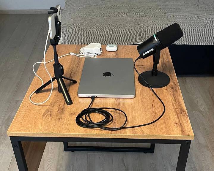 Домашняя студия
Как вам?
Еще свет нужен и будет пушка.
❤️ — кайф | Сетка — социальная сеть от hh.ru