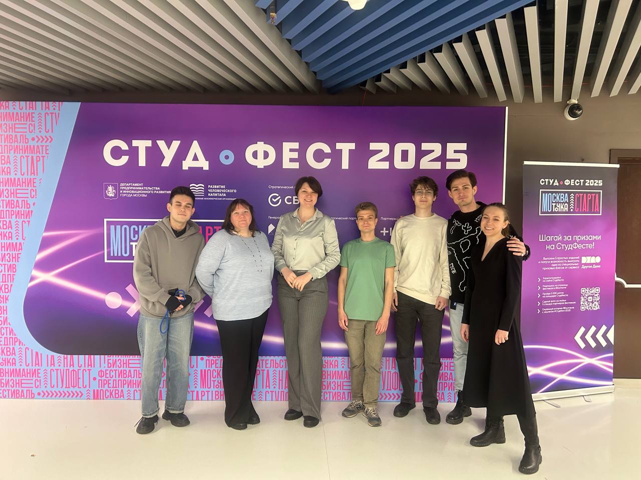 ⭐️СТУДФЕСТ 2025 на ВТБ Арене
На днях ВТБ Арена стала эпицентром студенческой жизни, приняв в своих стенах СТУДФЕСТ-2025! Это мероприятие собрало студентов со всех уголков города, которые пришли познак... | Сетка — социальная сеть от hh.ru