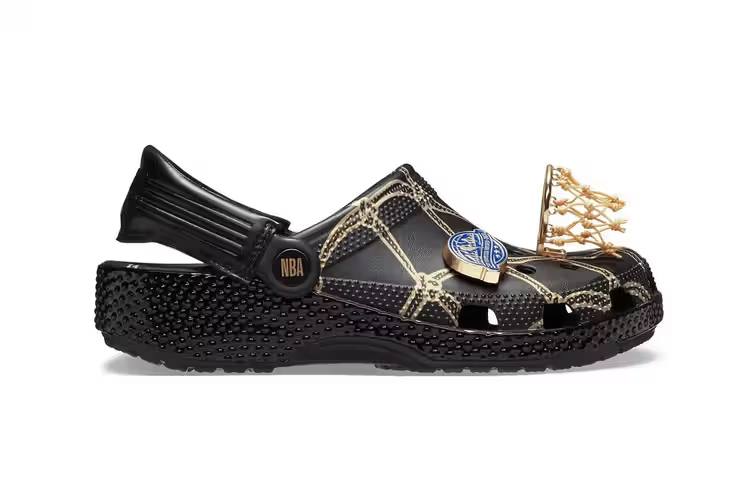 #Артем Странный.
Таким мне показался дизайн новых Crocs к матчу всех звезд НБА. В сети бурно обсуждают вид новых тапок с украшениями в виде золотого мяча и кольца. С одной стороны об этом все говорят | Сетка — социальная сеть от hh.ru