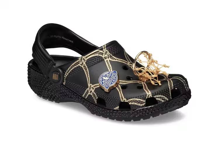 #Артем Странный.
Таким мне показался дизайн новых Crocs к матчу всех звезд НБА. В сети бурно обсуждают вид новых тапок с украшениями в виде золотого мяча и кольца. С одной стороны об этом все говорят | Сетка — социальная сеть от hh.ru