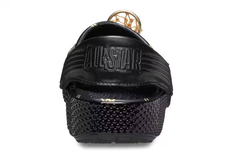 #Артем Странный.
Таким мне показался дизайн новых Crocs к матчу всех звезд НБА. В сети бурно обсуждают вид новых тапок с украшениями в виде золотого мяча и кольца. С одной стороны об этом все говорят | Сетка — социальная сеть от hh.ru