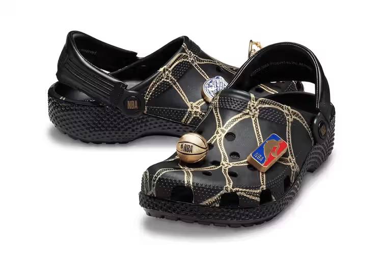 #Артем Странный.
Таким мне показался дизайн новых Crocs к матчу всех звезд НБА. В сети бурно обсуждают вид новых тапок с украшениями в виде золотого мяча и кольца. С одной стороны об этом все говорят | Сетка — социальная сеть от hh.ru