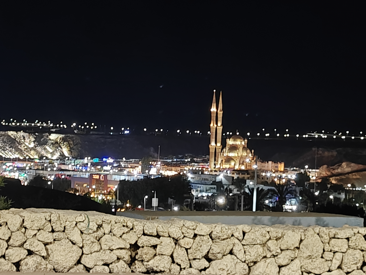 Всем привет!🙂  
Один из методов, который я использую для своих учеников для более легкого и интересного запоминания слов – это состыковка тем | Сетка — социальная сеть от hh.ru