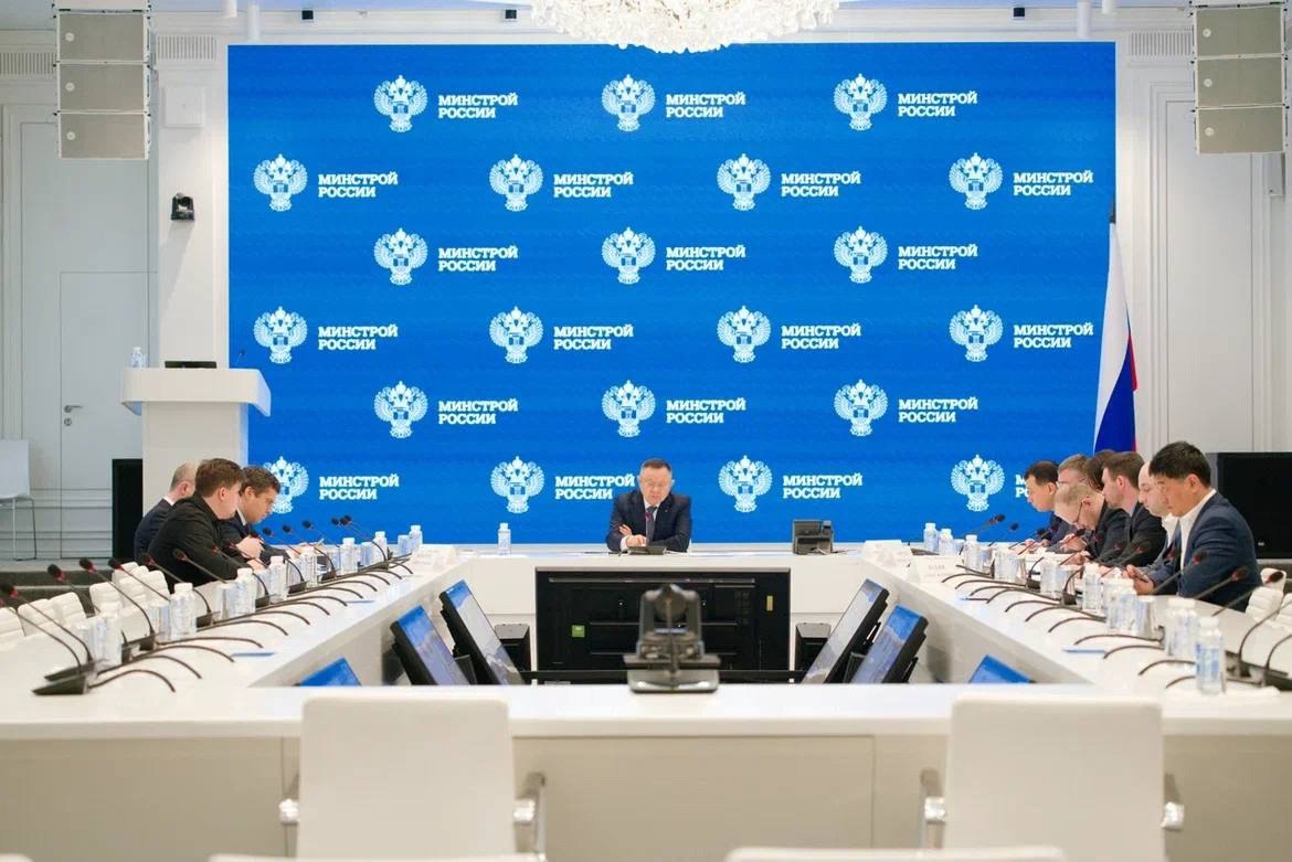 Глава Минстроя России Ирек Файзуллин провел совещание по вопросам реализации социальных объектов на территории Севастополя
В совещании принял участие губернатор города Севастополь Михаил Развожаев | Сетка — социальная сеть от hh.ru