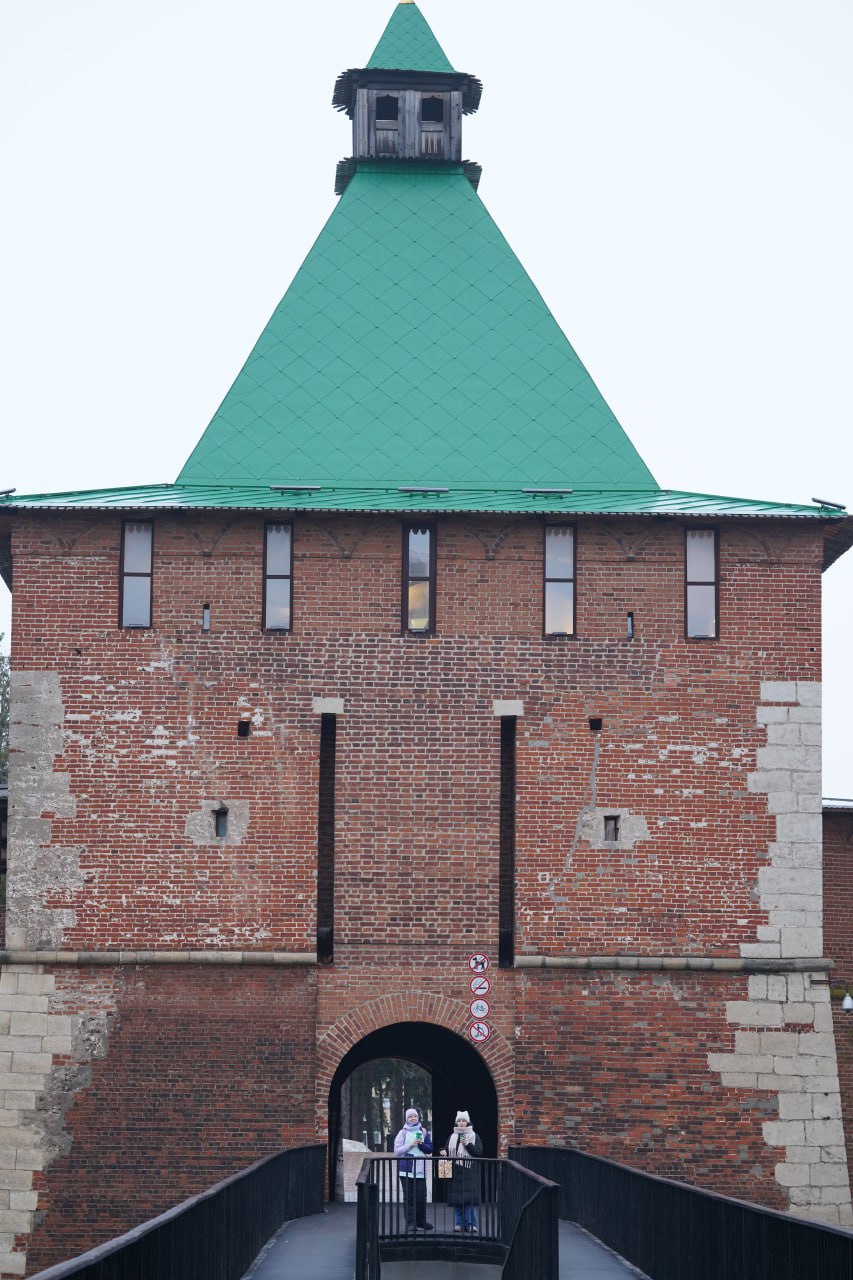 Поездка в Нижний на дизайн форум к Кристине 🪑
Гуляли, узнавали разное всякое о дизайне (все-таки на форум приехали) и потом снова много гуляли в поисках еды
Делюсь фоточками, даже немного смешнявыми ⏳... | Сетка — социальная сеть от hh.ru