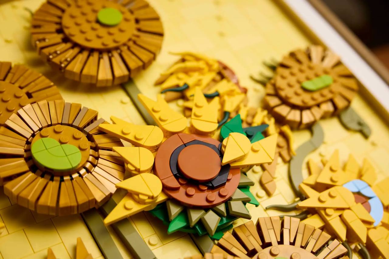 Оп, Lego добрались до Ван Гога и его картины «Подсолнухи». С 1 марта обещают выпустить набор на 2615 деталей за 200 евро (20 тысяч рублей) | Сетка — социальная сеть от hh.ru