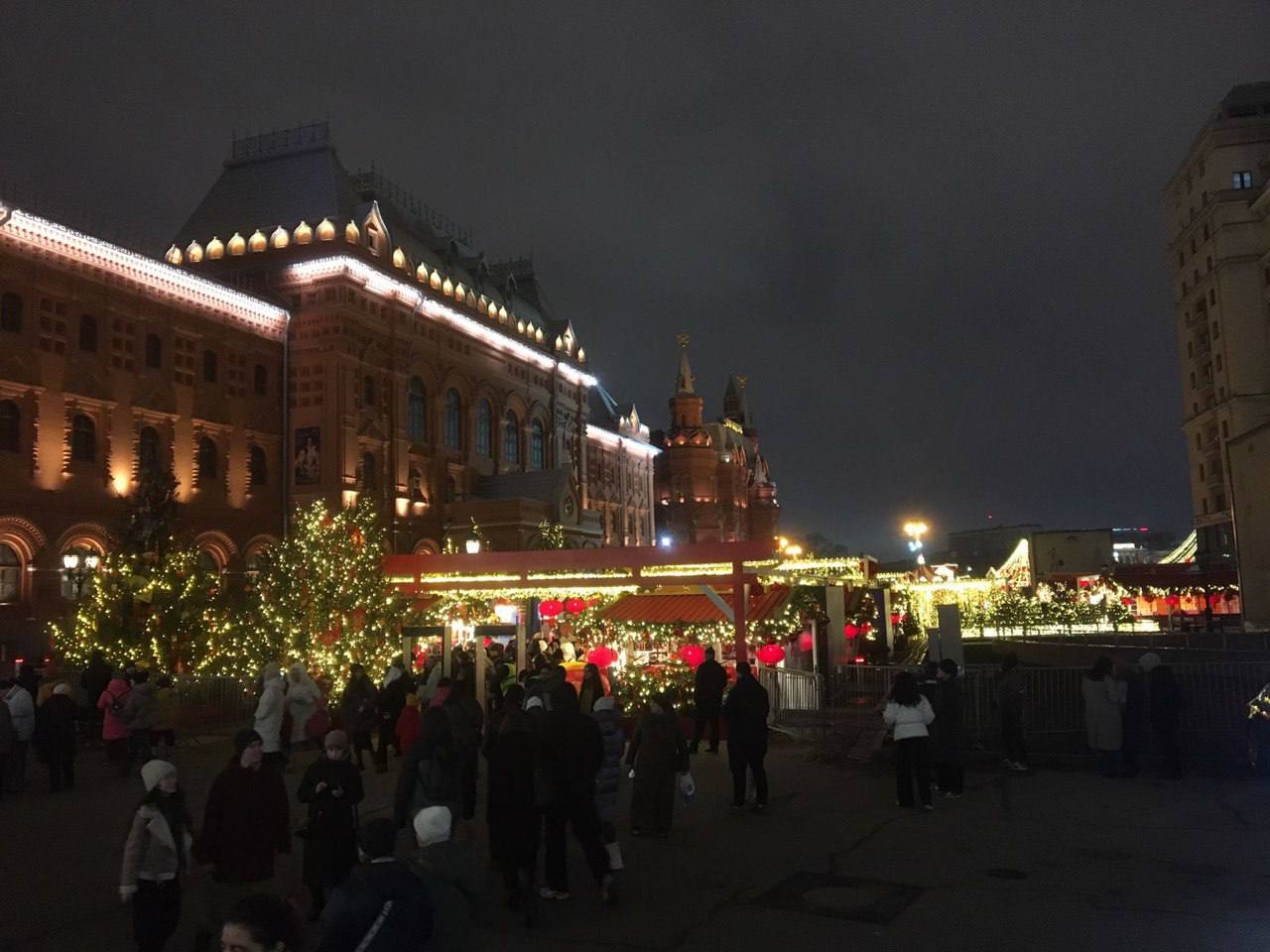 В центре Москвы и в некоторых точках китайского притяжения было многолюдно, весело и бодро… | Сетка — социальная сеть от hh.ru