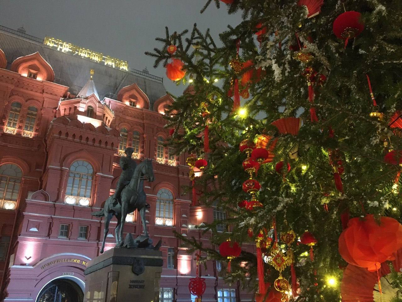 В центре Москвы и в некоторых точках китайского притяжения было многолюдно, весело и бодро… | Сетка — социальная сеть от hh.ru