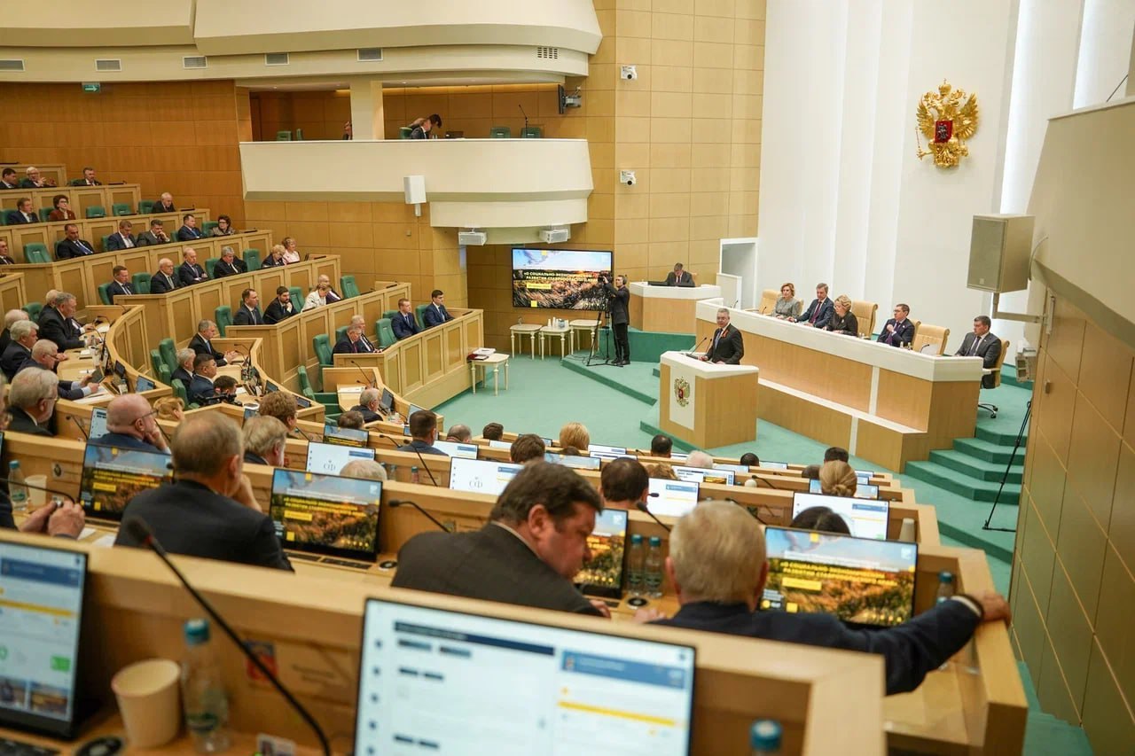Владимир Владимиров выступил на пленарном заседании Совета Федерации
Прозвучали такие инициативы по совершенствованию федерального законодательства:
🔸Закрепить понятие «инфраструктурного сбора» в тари... | Сетка — социальная сеть от hh.ru