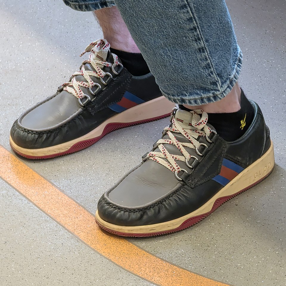 Ну что же, на дворе такая ЗИМА 👀, что уже можно похвастать мокасинами от GUCCI
Остатки найдены тут 👇
🪙Цена#1
И о погоде 🌨
Сегодня в Москве небольшой дождь
Утром +4 🌨
Днём +4 🌨
Вечером +4 ☁️
#обувь #ян... | Сетка — социальная сеть от hh.ru