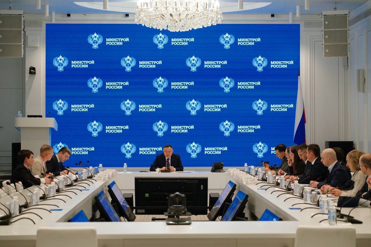 Глава Минстроя России Ирек Файзуллин провел совещание по вопросам реализации объектов жилищно-коммунального хозяйства в Севастополе
В совещании принял участие губернатор города Севастополь Михаил Разв... | Сетка — социальная сеть от hh.ru