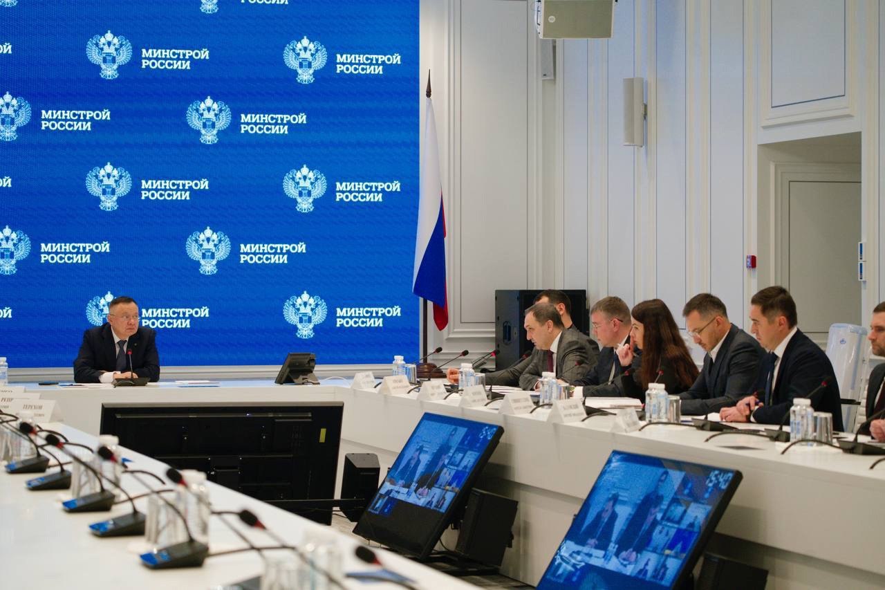 Глава Минстроя России Ирек Файзуллин провел совещание по вопросам реализации объектов жилищно-коммунального хозяйства в Севастополе
В совещании принял участие губернатор города Севастополь Михаил Разв... | Сетка — социальная сеть от hh.ru