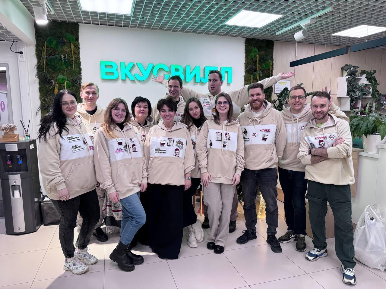 🏢 Стандартные футболки, унылые худи, толстовки с огромным логотипом на спине... Такой мерч в лучшем случае уезжает на дачу, а в худшем — пылится в шкафу | Сетка — социальная сеть от hh.ru