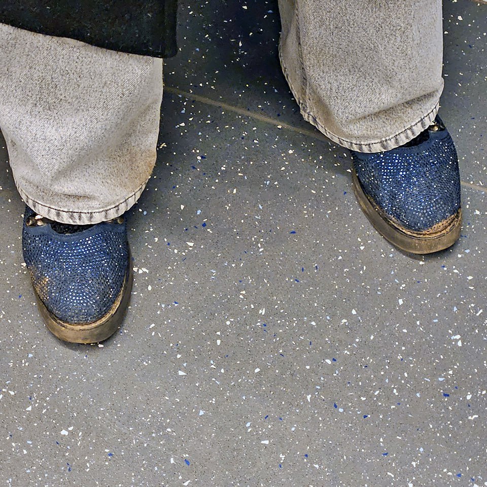 Когда хочешь быть БЛЕСТЯЩЕЙ ✨ в любую погоду!
#обувь #январь #2025г #ногимосковскогометро #NMMetro #метро #москва #блестящий #синий #юмор | Сетка — социальная сеть от hh.ru