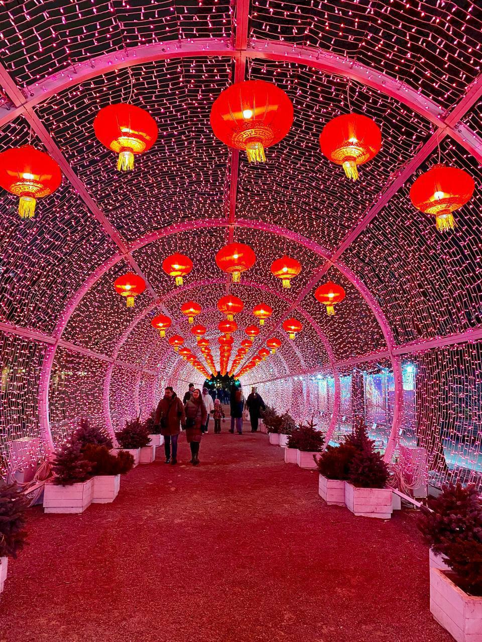 🏮Китайские фонарики в светящемся тоннеле
Традиционный светящийся тоннель на Тверском бульваре украшен китайскими фонариками к Китайскому Новому Году😍
📲Подпишитесь на Вдвижении
#бесплатно | Сетка — социальная сеть от hh.ru